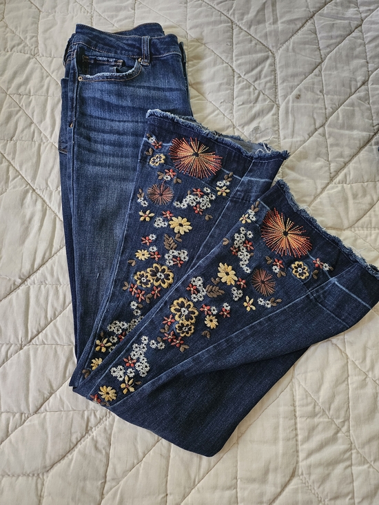 Ashley Mason Denim - Ashley Mason Mid-Rise  Floral Embroidered Bootcut Jeans- Size 7